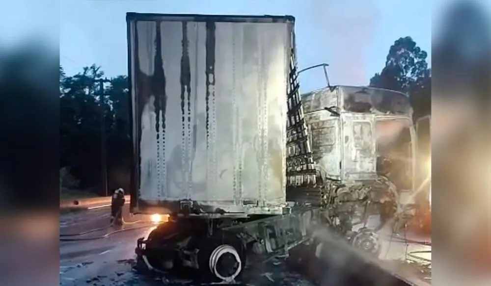 Caminhão tomba, pega fogo e causa interdição parcial da BR-101 em Palhoça