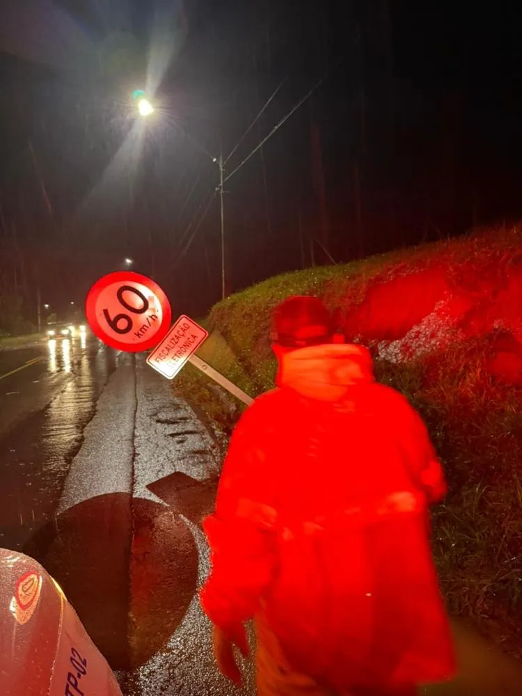 Temporal deixa famílias ilhadas e causa desmoronamentos em Timbó