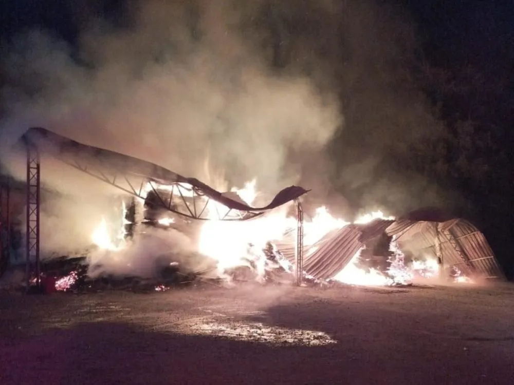 Incêndio de grandes proporções atinge indústria e é combatido por cerca de oito horas em Timbó