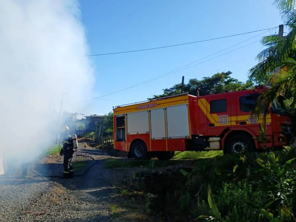 Rancho é atingido por incêndio e mobiliza bombeiros no Alto Vale do Itajaí; veja fotos