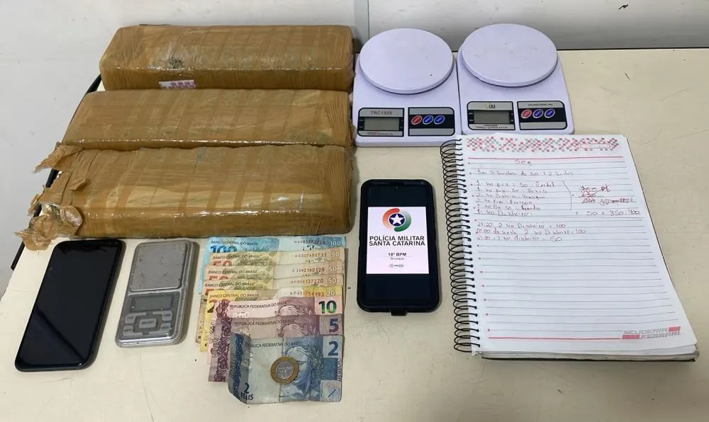 PM apreende 3 kg de maconha escondidos em geladeira no Vale do Itajaí