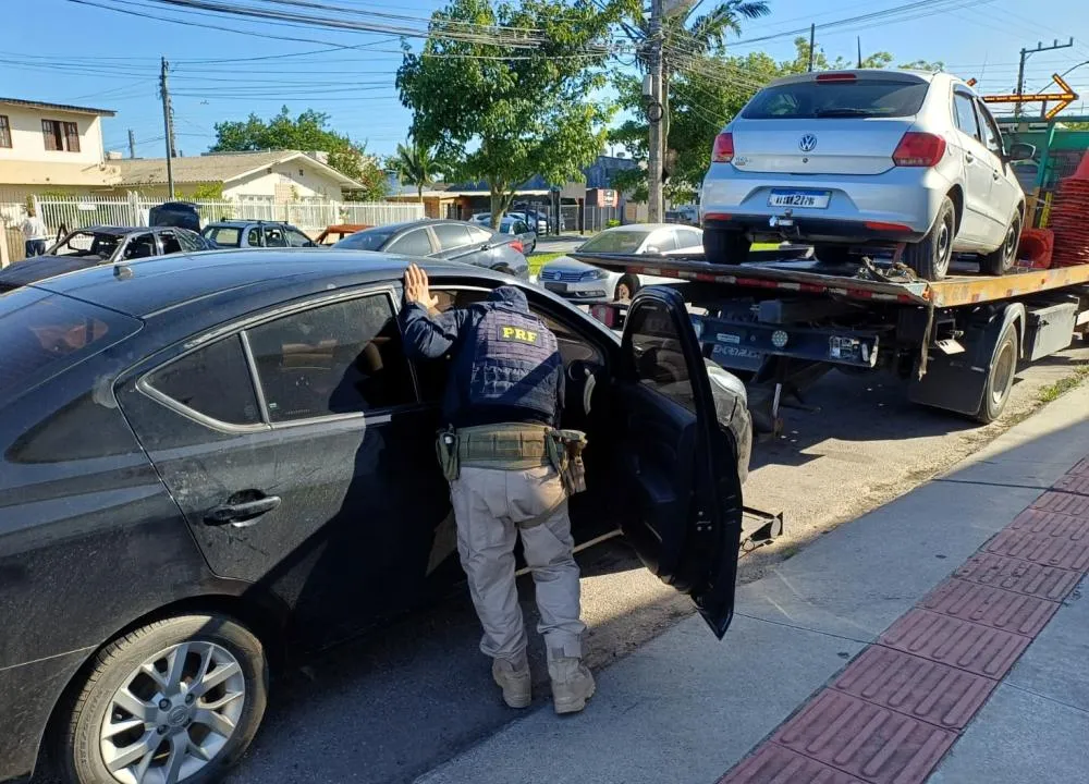 PRF recupera veículos e eletrônicos furtados de residências no Litoral Norte de SC