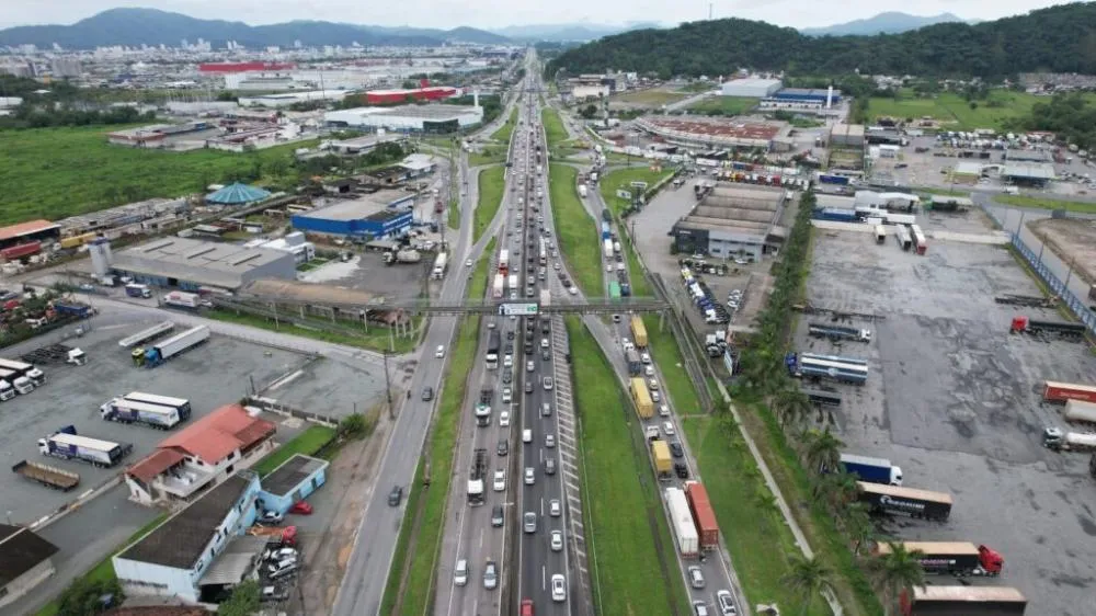Rodovias federais de SC têm trânsito carregado e pontos de fila nesta terça, aponta PRF