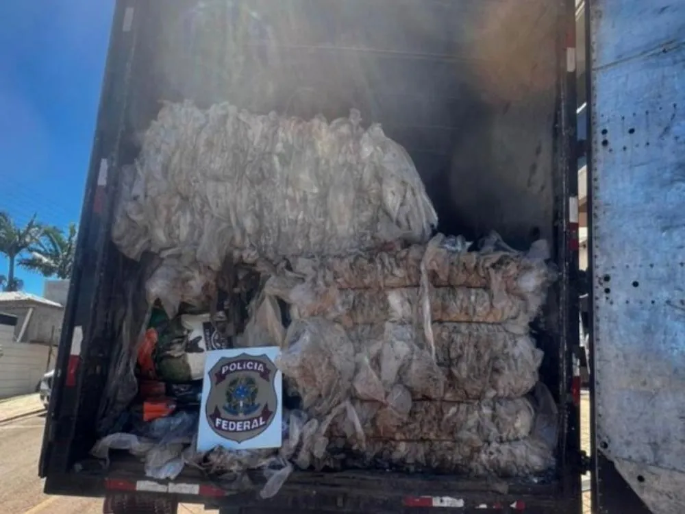 PF intercepta caminhão com 11 toneladas de plástico contrabandeado no Extremo-Oeste de SC; motorista foi preso