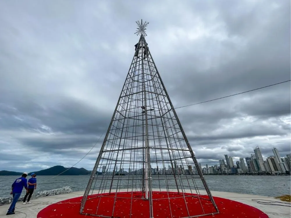 Fim do Viva o Natal BC 2025: começa a desmontagem das decorações em Balneário Camboriú