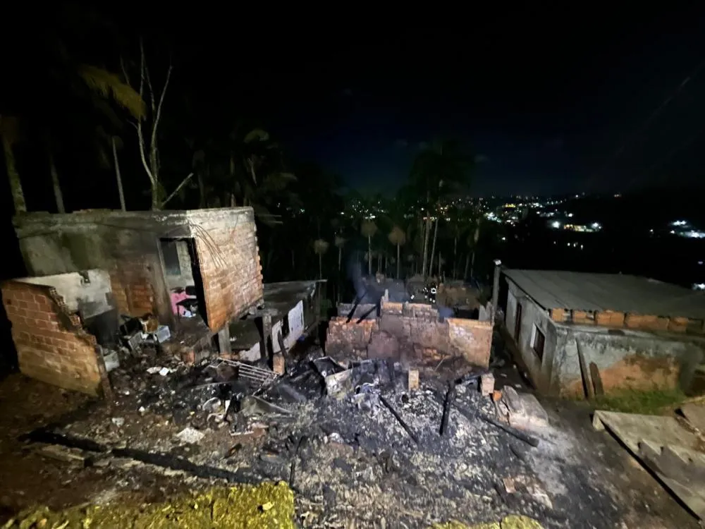 Homem provoca incêndio durante surto e duas casas são destruídas em Blumenau