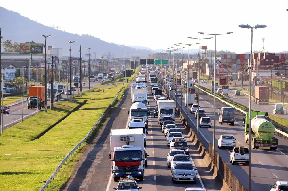 Trânsito é intenso em rodovias federais de SC na manhã desta quarta-feira, informa PRF