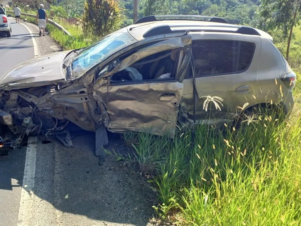 Batida entre carro e caminhão deixa idoso ferido em Taió