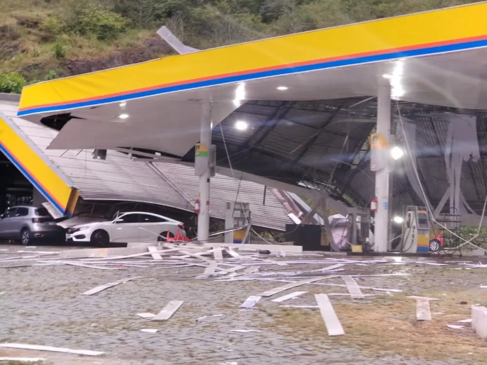 Vídeo: Cobertura de posto de combustível desaba em Gaspar, no bairro Bela Vista