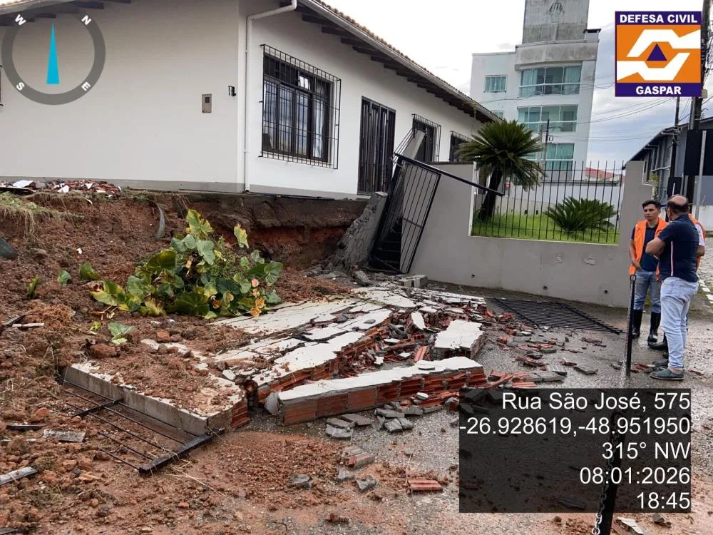 Gaspar registra mais de 80 chamados após temporal com chuva intensa e ventania