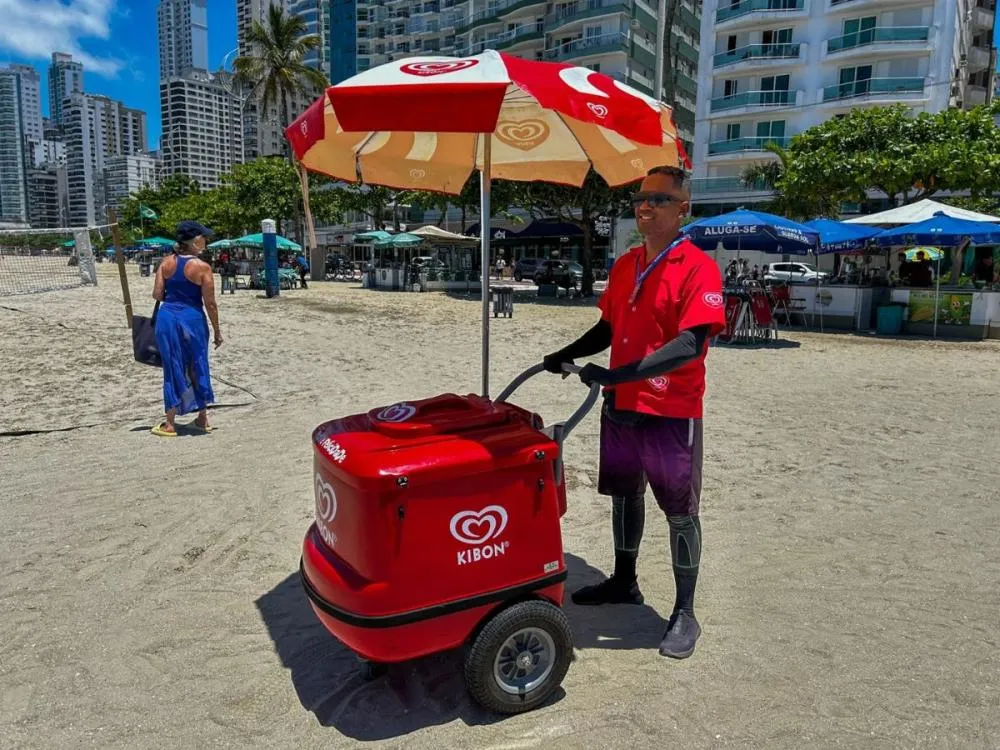 Fiscalização reforça orientação sobre alimentos vendidos nas praias de Balneário Camboriú durante o verão