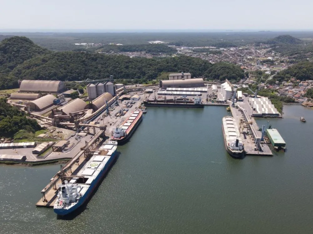 Portos de SC batem recorde e movimentam 65,7 milhões de toneladas em 2025