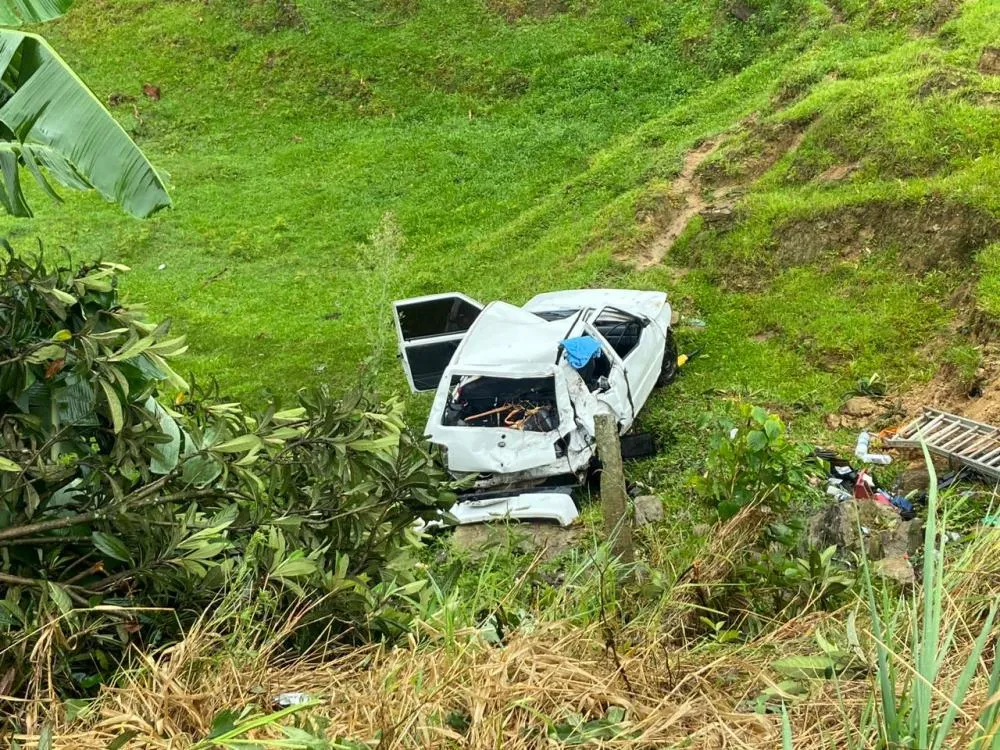 Motorista fica ferido após perder o controle do carro e cair em ribanceira na SC-350, no Alto Vale