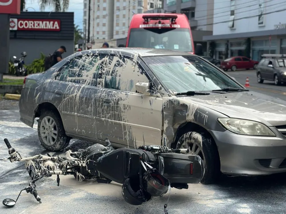 Batida entre carro e moto elétrica deixa homem ferido e mobiliza bombeiros em Blumenau