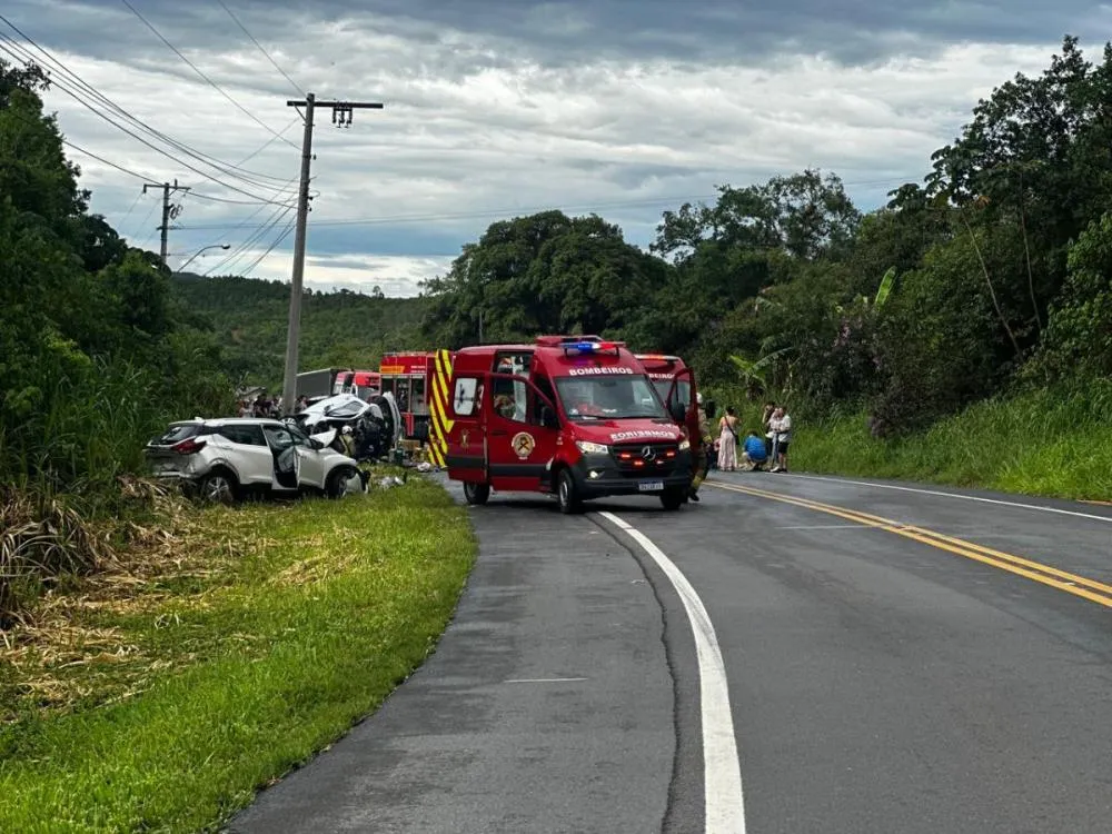 Batida entre quatro veículos na BR-470 em Apiúna deixa um morto e cinco feridos