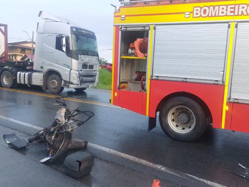 Motociclista morre após batida com carreta na BR-470 em Blumenau