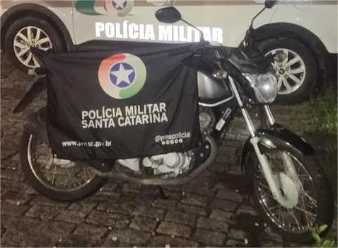 Homem é flagrado empurrando moto furtada e acaba preso pela PM em Blumenau