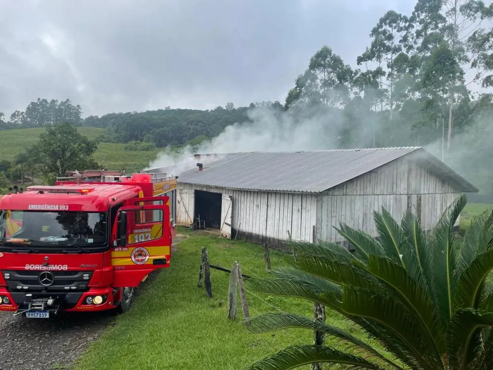 Incêndio atinge estufa de fumo e causa prejuízo de R$ 50 mil em Pouso Redondo