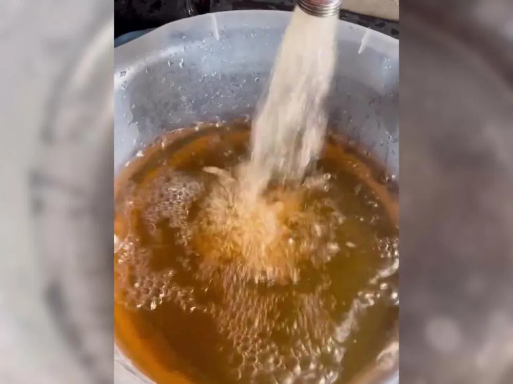 “Ninguém mais aguenta essa sujeira na água”, desabafa moradora do bairro Itoupava Norte, em Blumenau