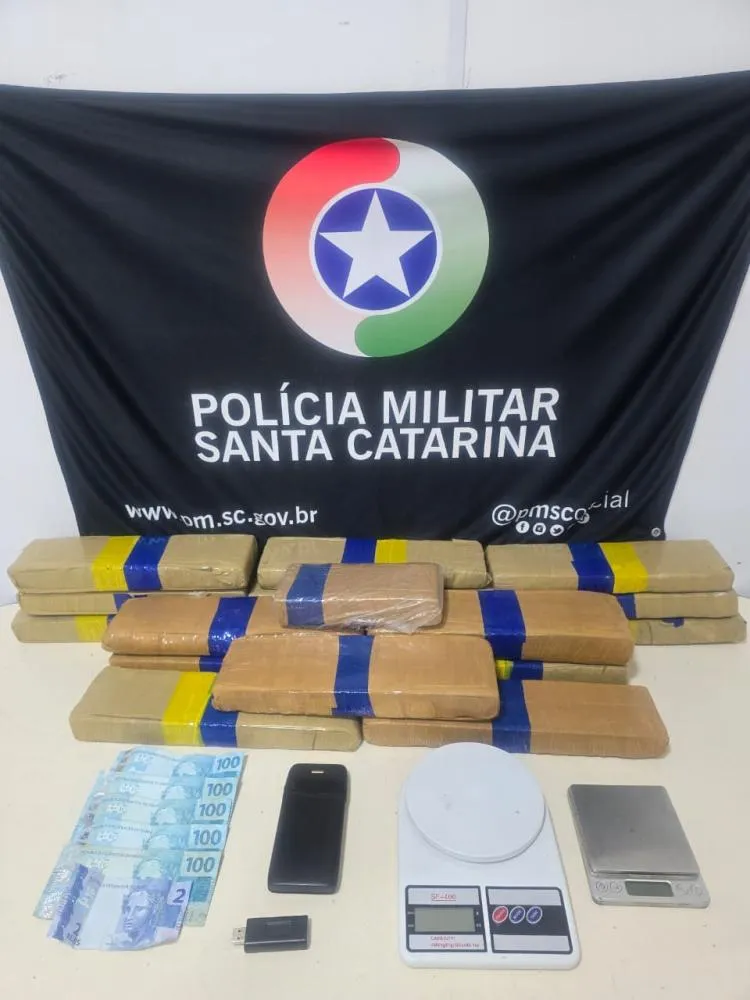 Homem é preso com quase 15 kg de maconha após perseguição policial em Blumenau