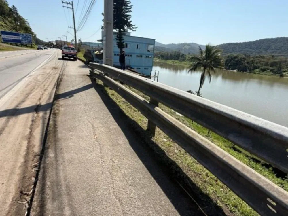 Gaspar autoriza obra de contenção na Rodovia Jorge Lacerda para reduzir riscos na margem do rio