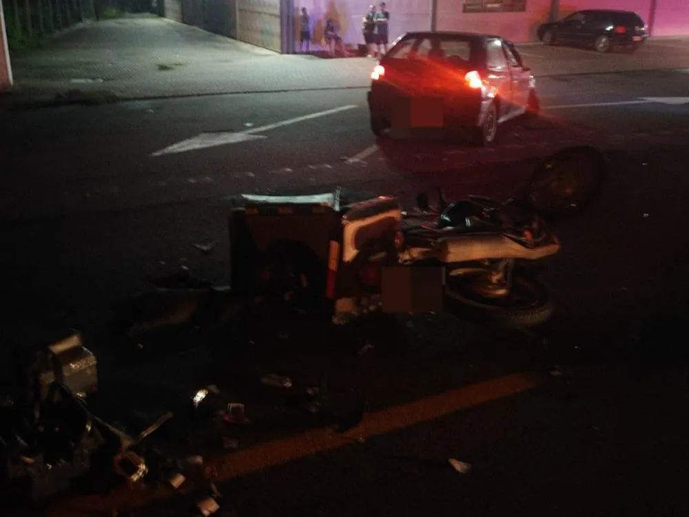 Batida entre carro e moto deixa jovem ferido na rua XV de Novembro, em Pomerode