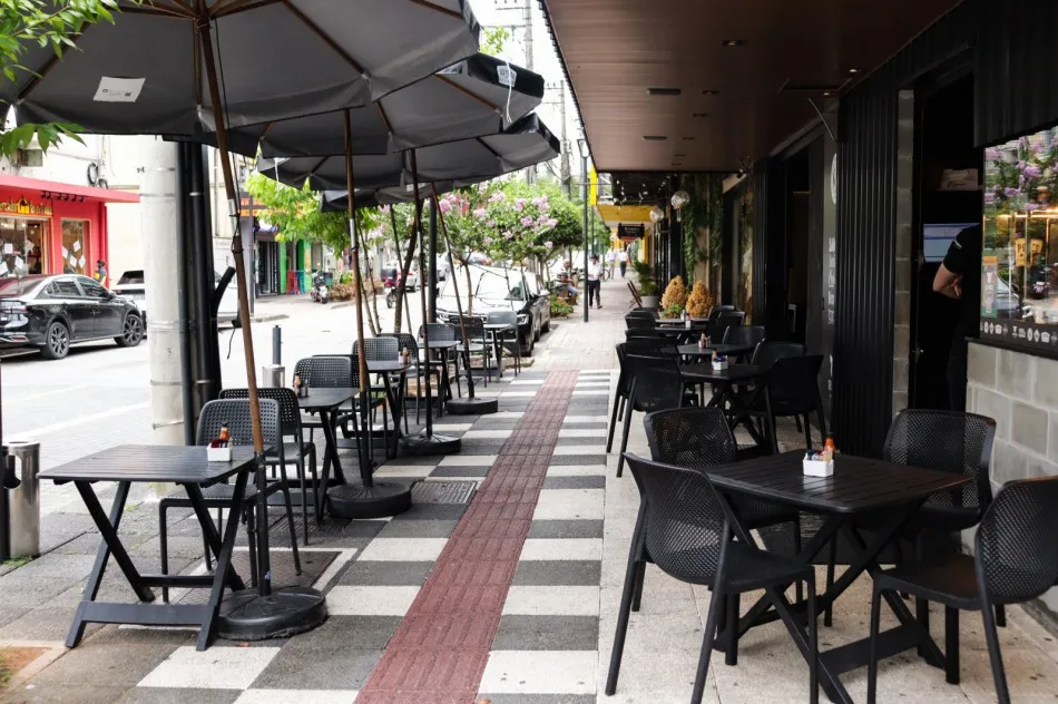 Mesas nas calçadas ganham espaço em Blumenau, mas lei impõe regras de acessibilidade e circulação