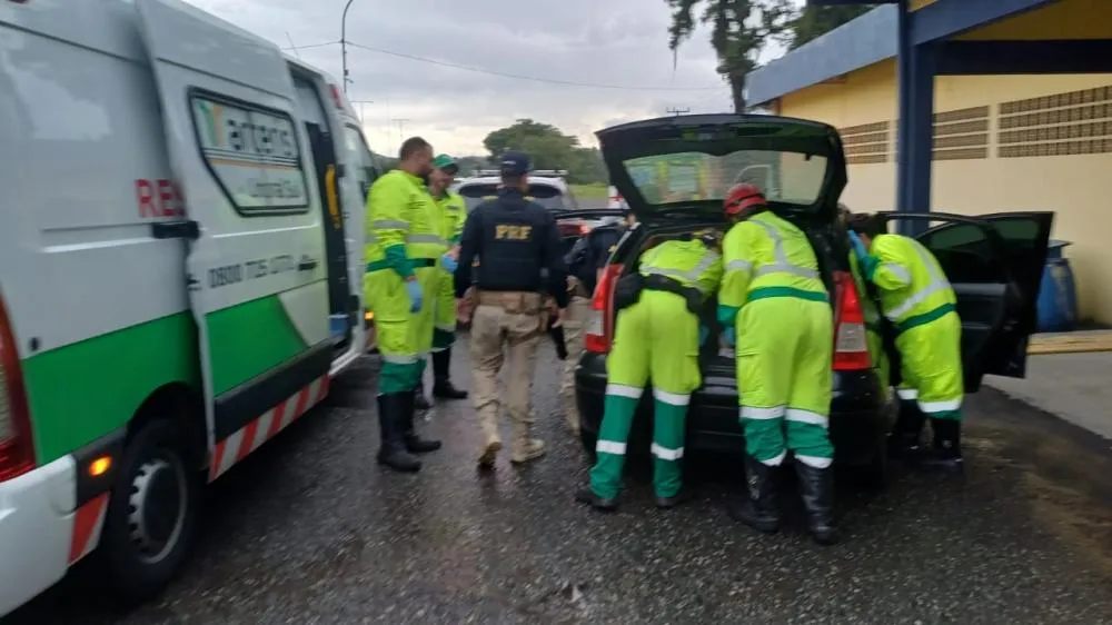 PRF realiza parto de emergência dentro de carro na BR-101 em SC
