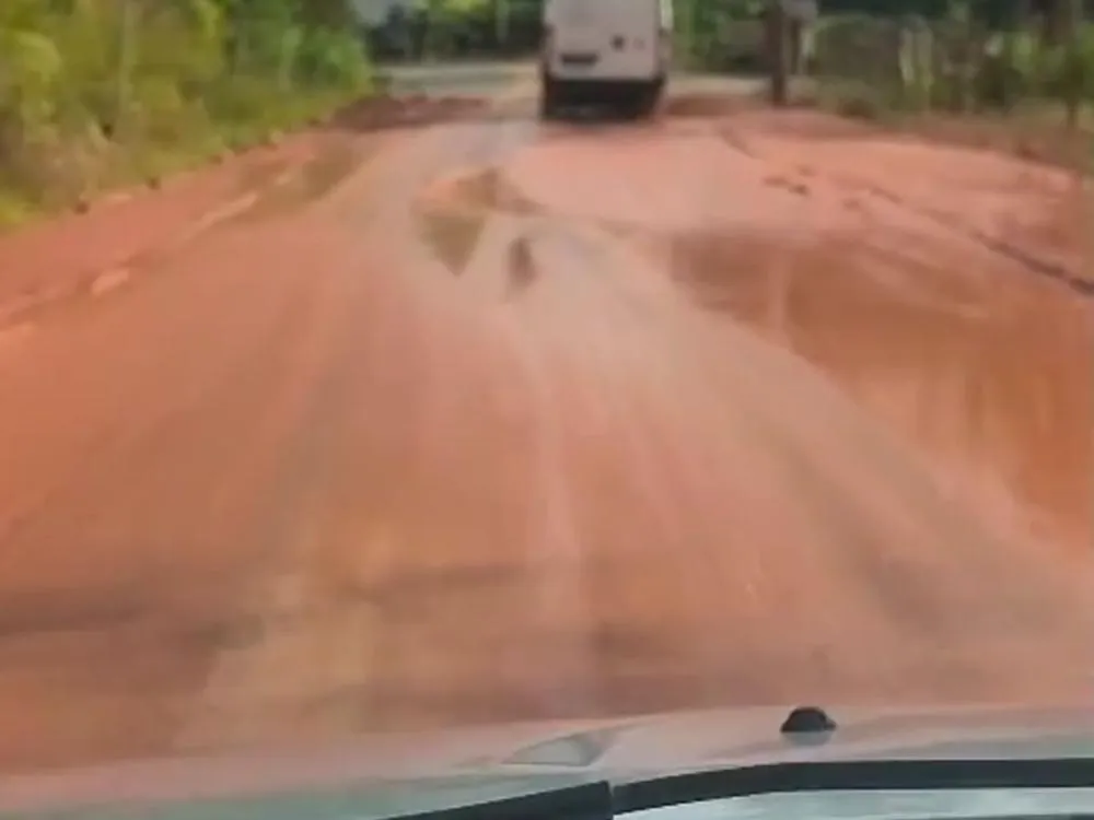 Moradores reclamam de transtornos causados por lama na rua Bernardo Scheidemantel