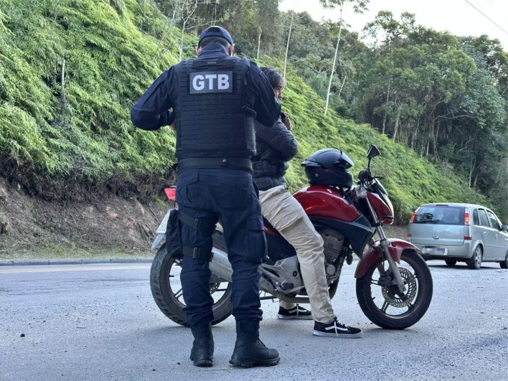 Estacionamento irregular e falta de cinto lideram infrações de trânsito em Brusque em 2025