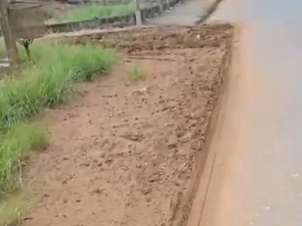 Vídeo: Pedestres enfrentam dificuldades na Rua Jacob Ineichen, em Blumenau