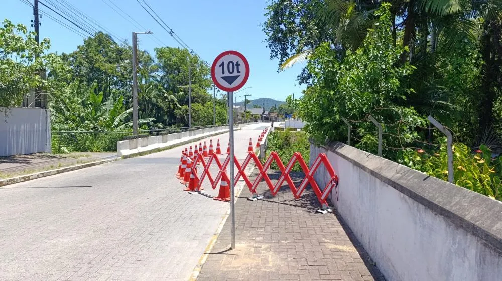 Ponte da Alvorada segue interditada em Gaspar após deslizamento maior que o previsto