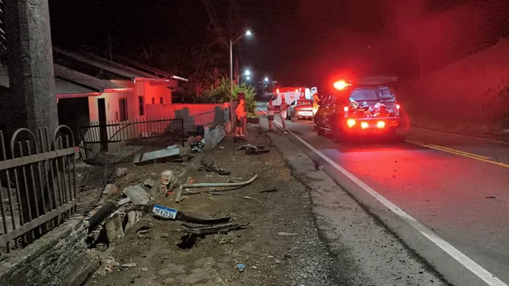 Saída de pista na SC-477 deixa dois homens feridos após batida contra poste e muro em Rodeio