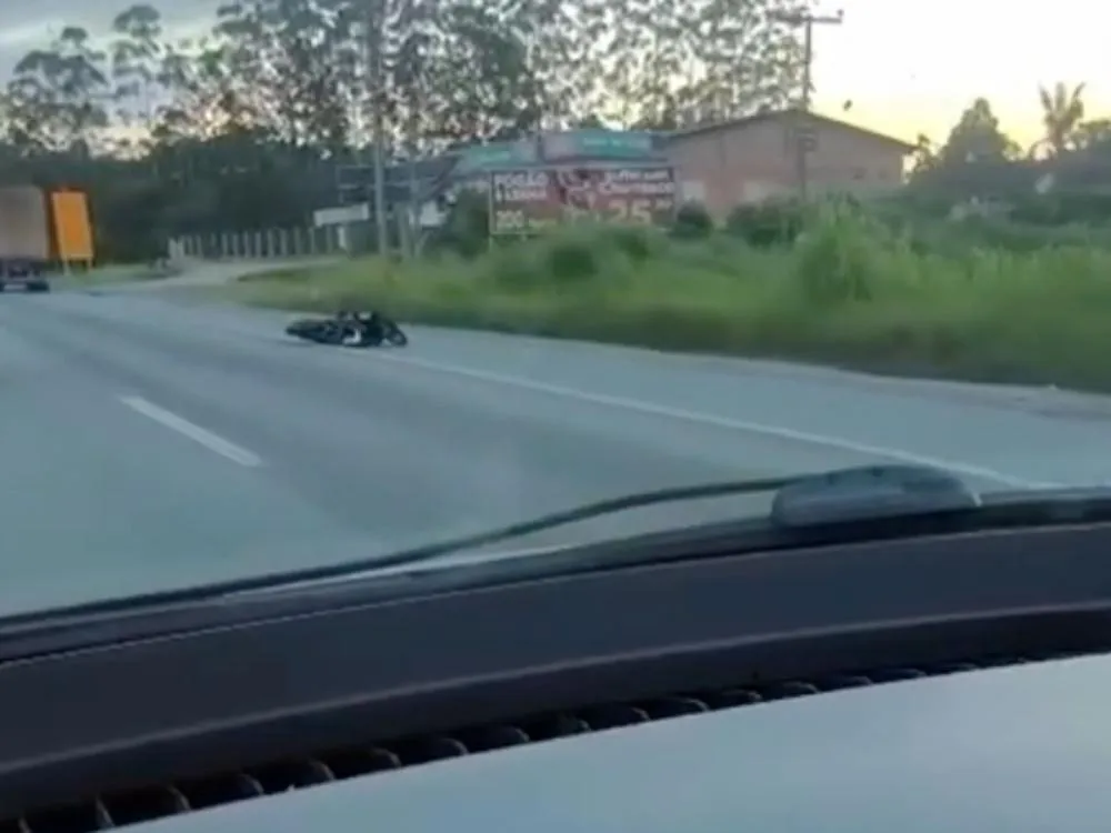 Motociclista morre após batida traseira com caminhão na BR-470, em Gaspar
