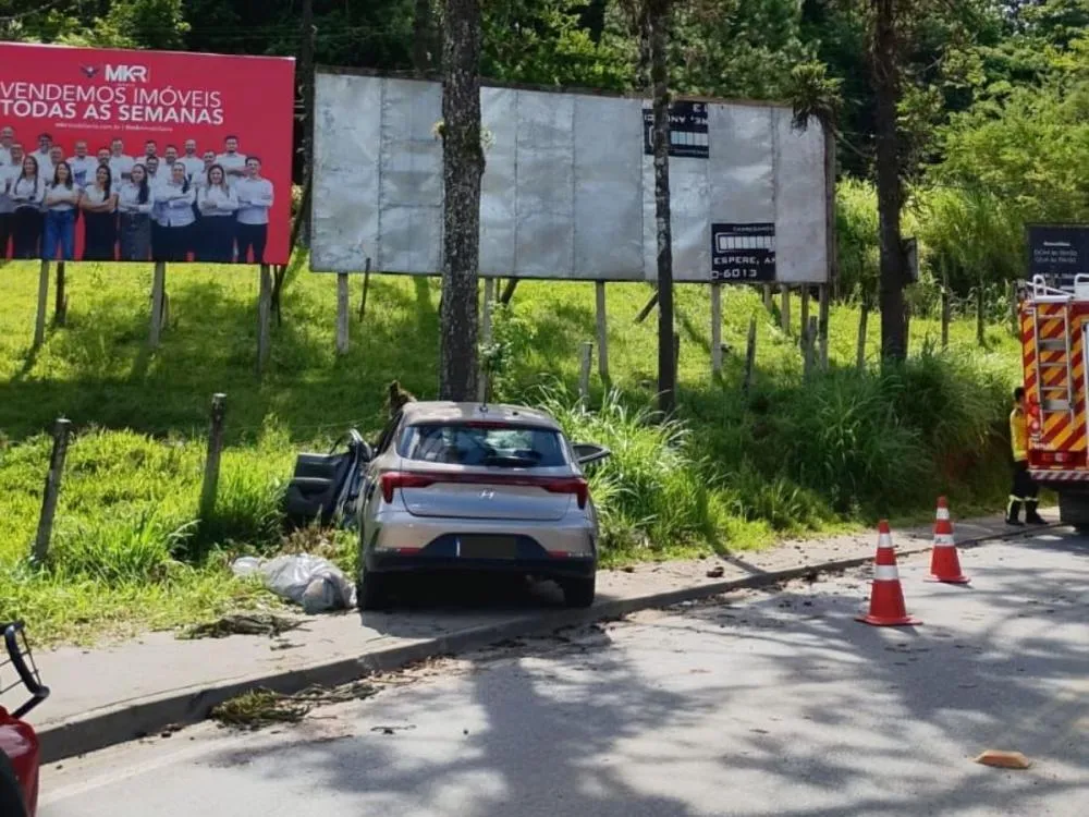 Homem morre em acidente após carro bater em árvore em Blumenau