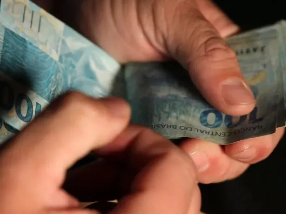 Salários dos servidores estaduais de SC serão pagos sempre no último dia útil em 2026