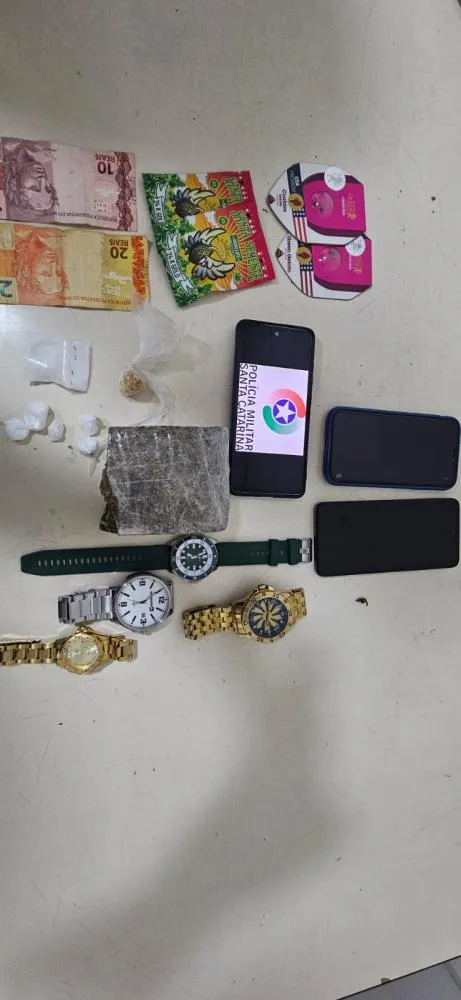 PM prende dois homens por tráfico de drogas no bairro Passo Manso, em Blumenau