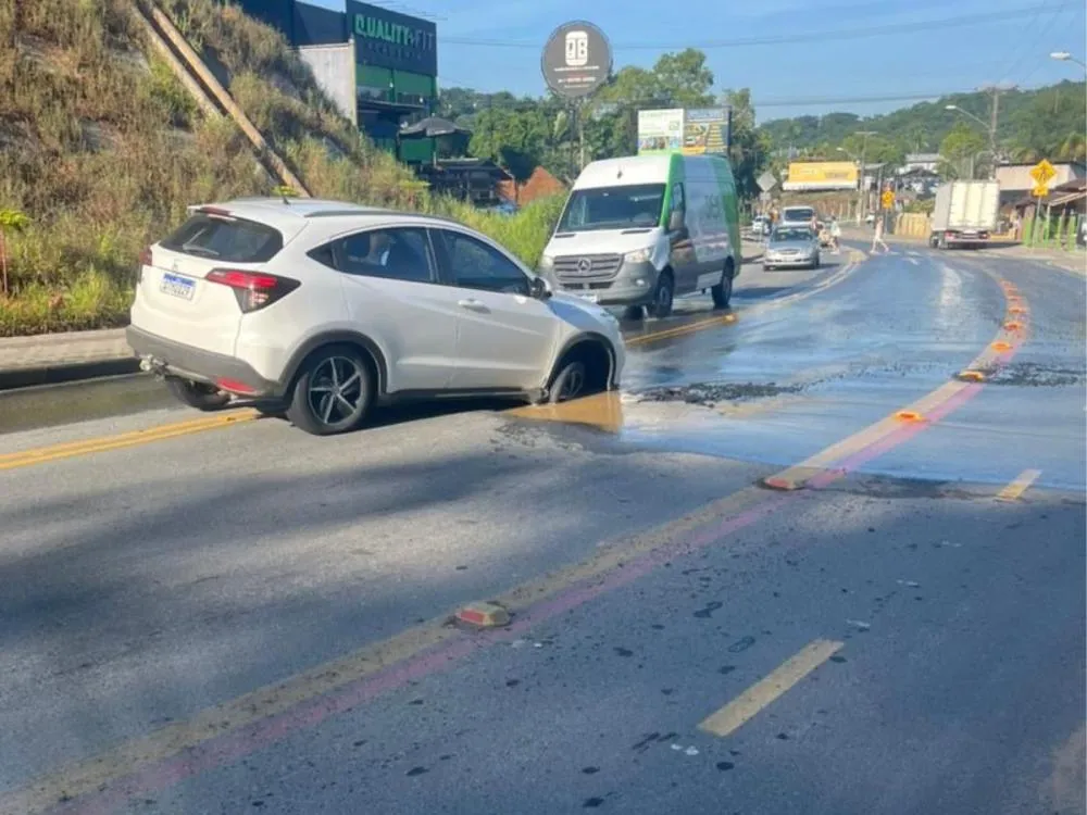 Asfalto cede, “engole” carro e causa transtornos no bairro Itoupavazinha, em Blumenau