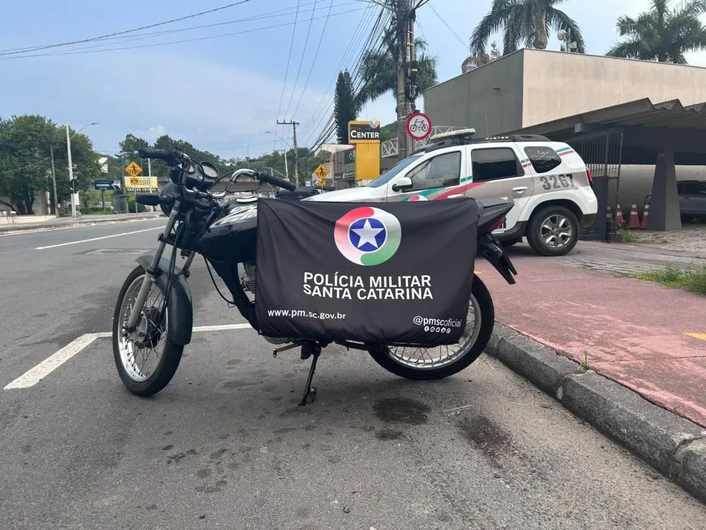 Homem é preso com motocicleta furtada no bairro Passo Manso, em Blumenau