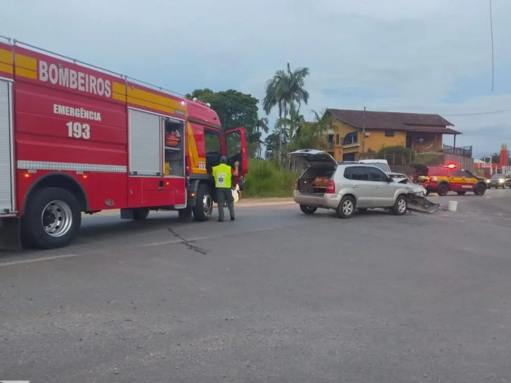 Batida entre dois carros deixa passageiro gravemente ferido na SC-477, em Timbó