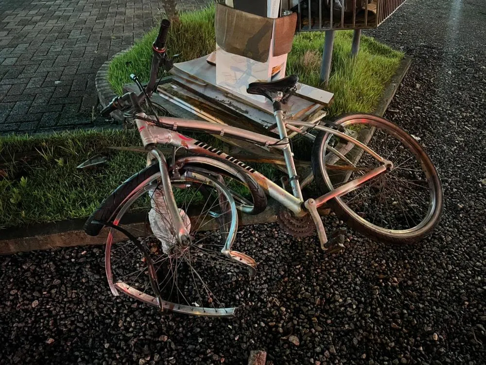 Ciclista fica ferido após ser atropelado durante a madrugada em Blumenau; motorista fugiu sem prestar socorro