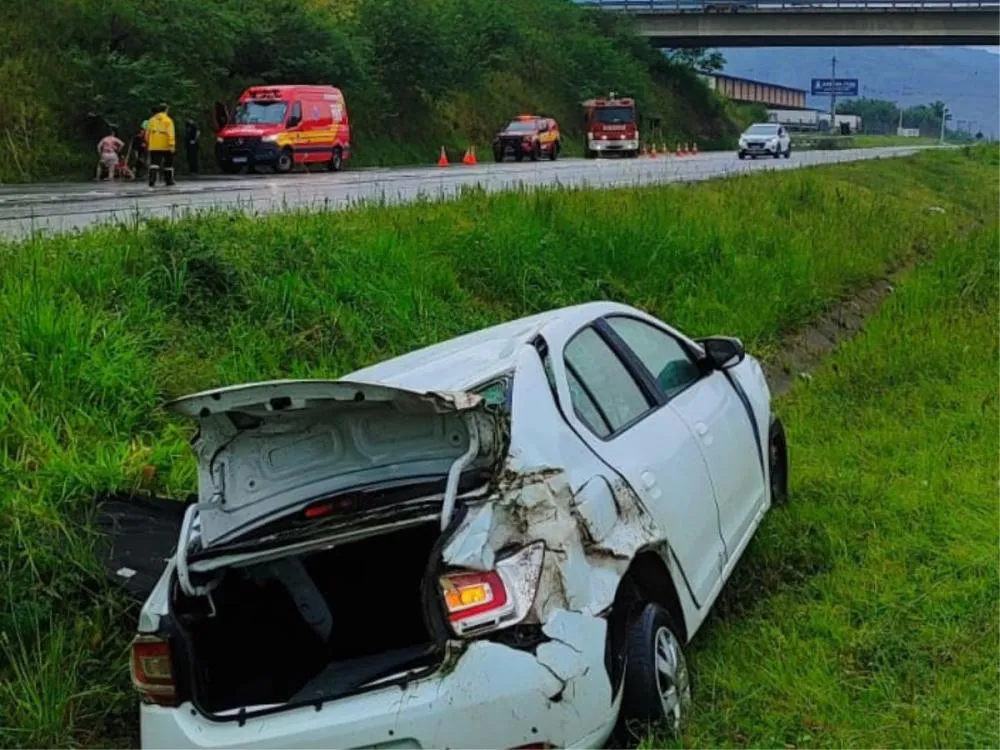 Batida entre carro e moto deixa três feridos na BR-470, em Gaspar