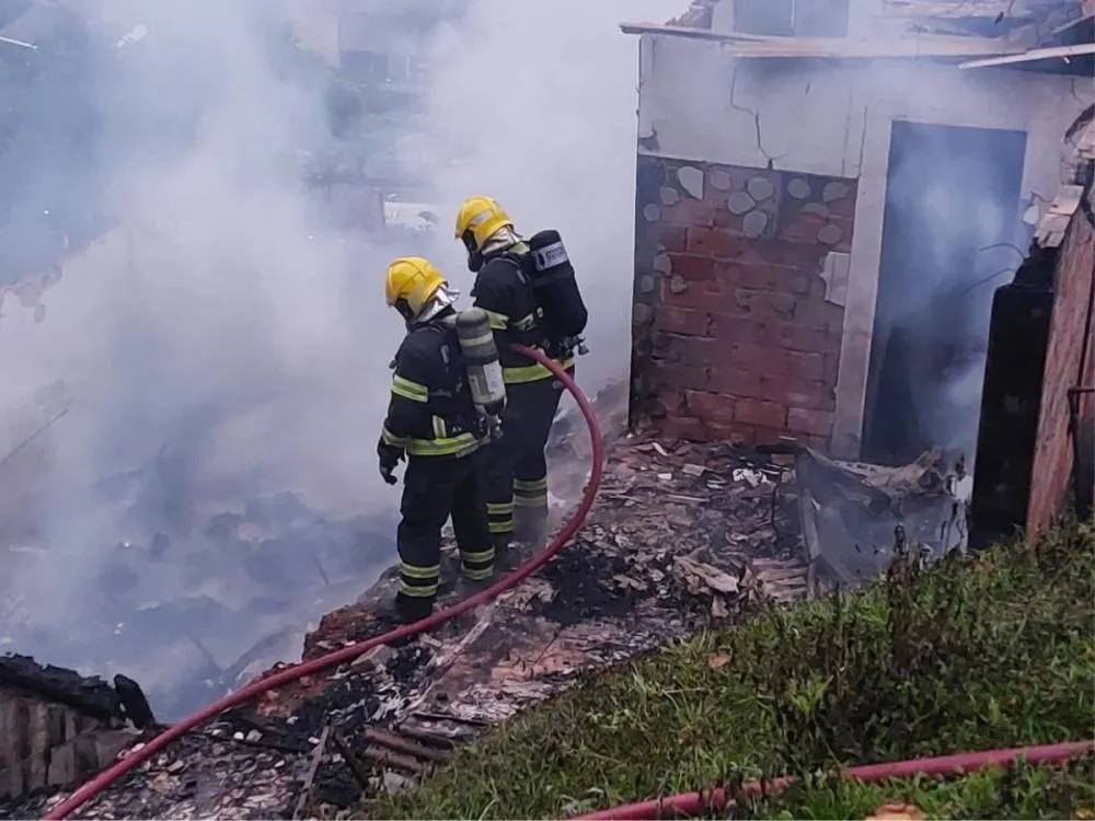 Incêndio destrói casa em Blumenau, mas moradora consegue escapar