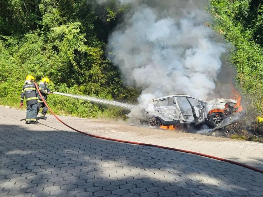 Carro pega fogo e fica completamente destruído no Alto Vale do Itajaí
