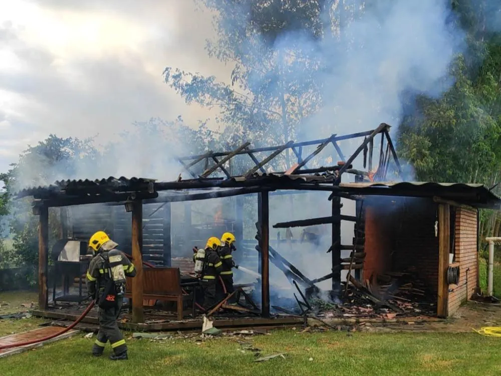 Bombeiros combatem incêndio que começou em forno em casa de Gaspar