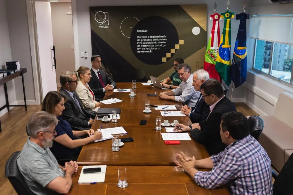 SC pode ganhar até 1,1 milhão de eleitores; TRE e Fecam reforçam parceira 