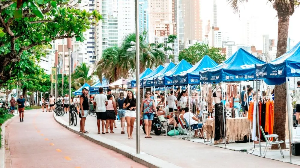 Feira da Orla terá shows gratuitos na tarde desta quarta-feira na Praia Central, em Balneário Camboriú