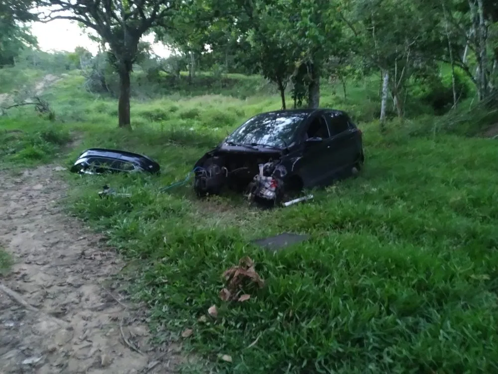 Carro furtado em Balneário Camboriú é encontrado abandonado em terreno em Gaspar