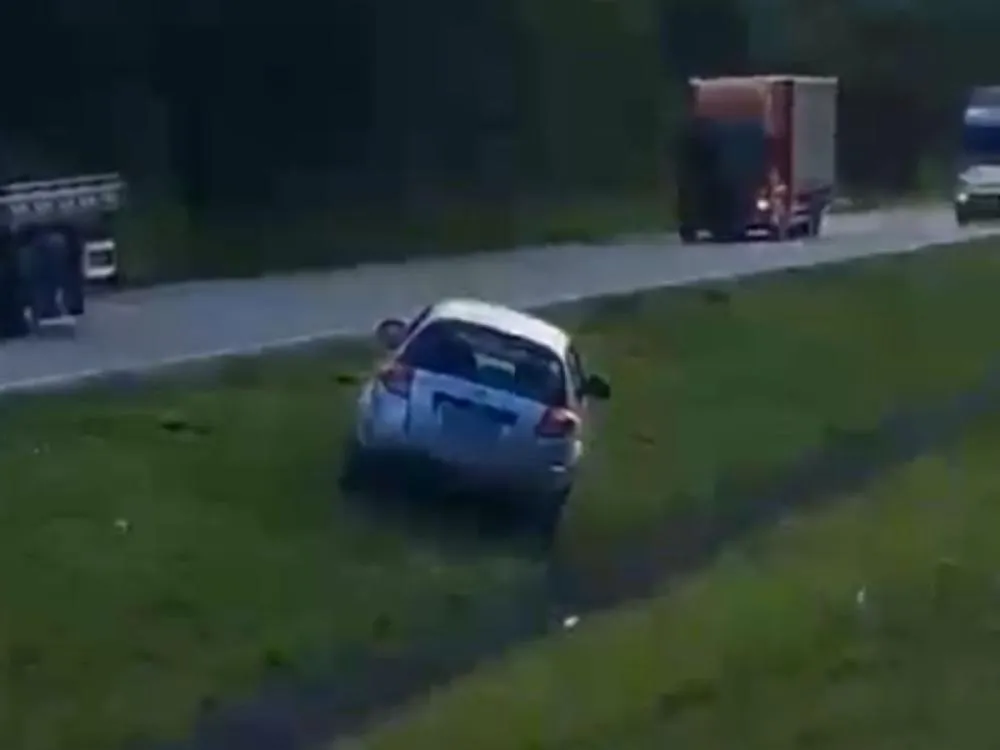 Vídeo: Motorista é flagrado cruzando vala da BR-470, em Ilhota, para fugir de congestionamento