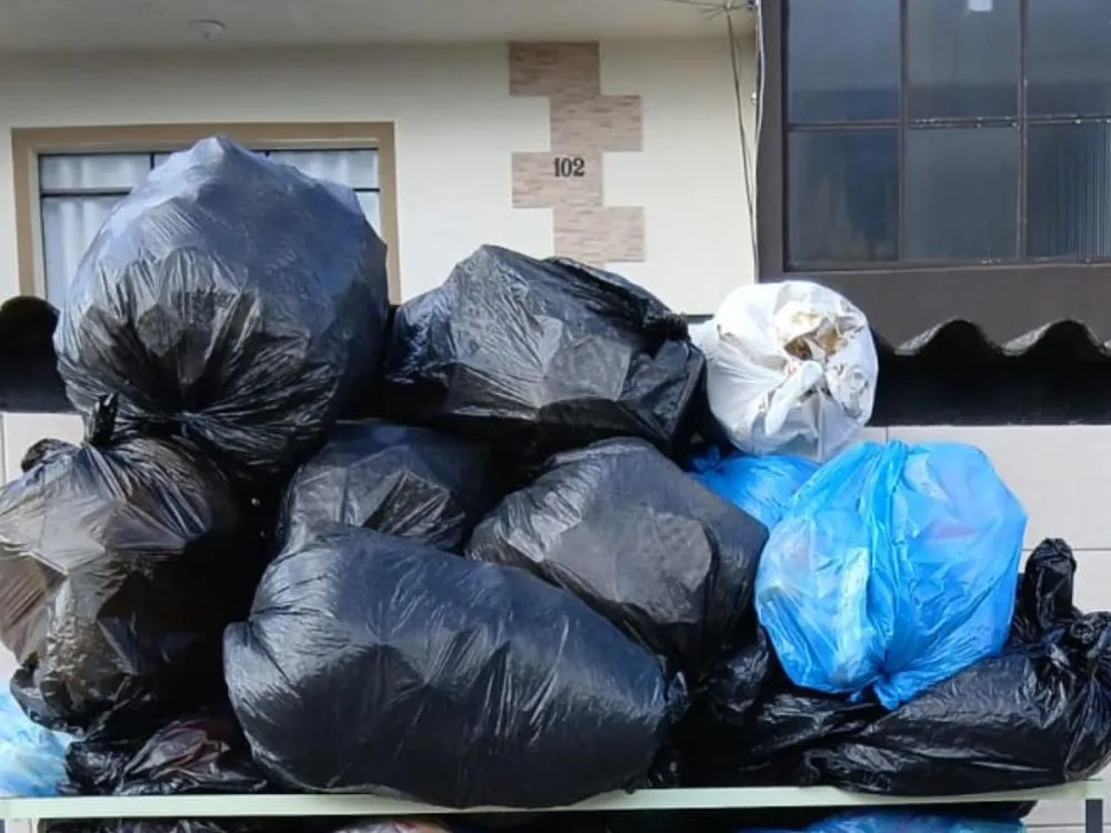 Moradores de Gaspar reclamam de falhas na coleta de lixo